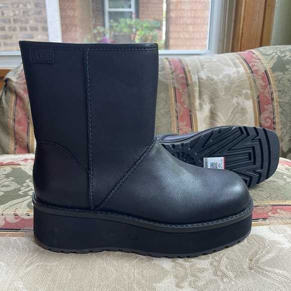 UGG Cityfunc Mid Women Black Leather Waterproof Platform Boots.Sz 6 Women
N7-02 - Picture 1 of 8